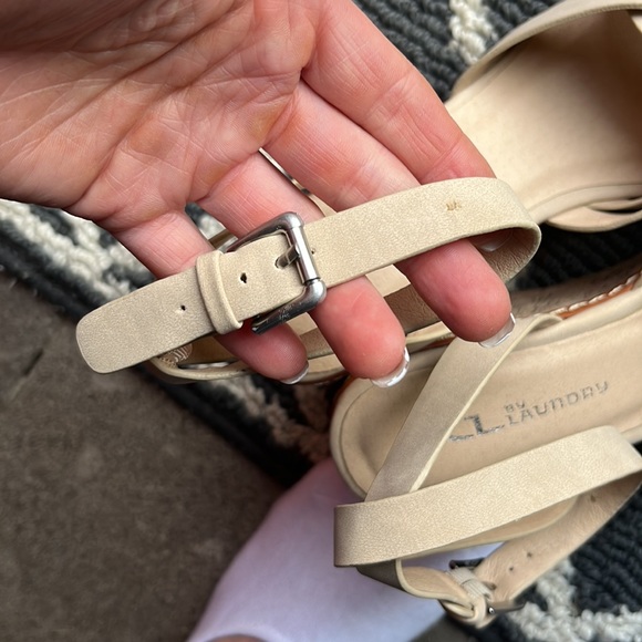 NWOT CL by Laundry 7.5 Tan Wedges - Picture 5 of 5